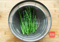 Illustration of how to make asparagus in oil 4