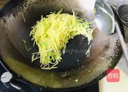 Illustration of how to make green pepper and potato shreds 8