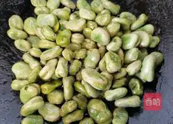 Illustration of how to make broad beans with scallion oil 9