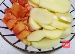 Illustration of how to make fried potato slices with tomatoes 1