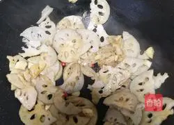 Illustration of how to make fried lotus root slices 12