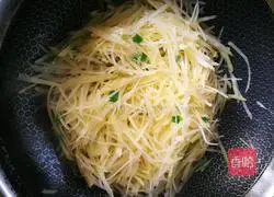 Illustration of how to make pepper and potato shreds 6