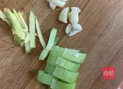 Illustration of how to stir-fry enoki mushrooms with spicy sauce 4