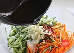 Illustration of how to make cucumber cold shredded dried tofu 7