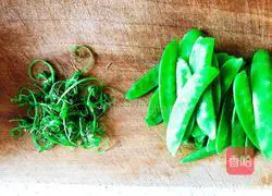 Illustration of how to make fried fungus with snow peas 2