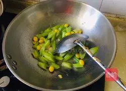 Illustration of how to stir-fry ginkgo with celery 10
