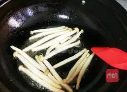 Illustration of how to stir-fry green vegetables with white jade mushrooms 6