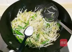 Stir-fried mung bean sprouts with leek moss Practice illustration 5