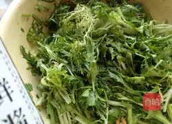 Illustration of how to make preserved eggs mixed with bitter chrysanthemums 6