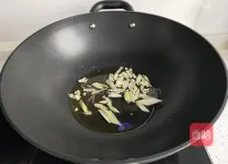 Illustration of how to stir-fry shredded potatoes and shredded carrots 5