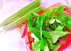Illustration of how to make loofah and stir-fried sweet potato leaves 1