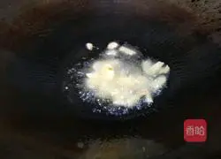 Illustration of how to make fried lotus root slices with green pepper 8