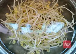 Illustration of how to stir-fry soybean sprouts 3