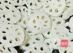 Illustration of how to make fried pork slices with lotus root 10