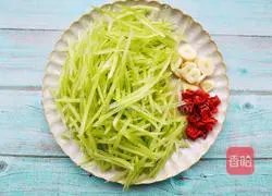 Illustration of how to make refreshing and delicious stir-fried shredded lettuce 1