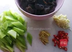Illustration of how to stir-fry lettuce and fungus 3