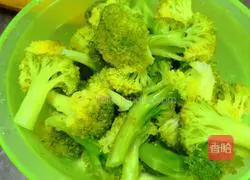 Illustration of how to make fried fungus with broccoli 6
