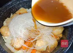 Cooked cabbage, tofu and vermicelli in a pot Practice illustration 6