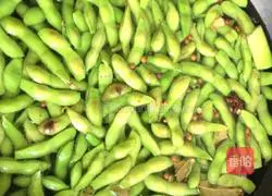 Illustration of how to make spiced edamame 4