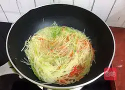 Illustration of making double pepper potato shreds 12