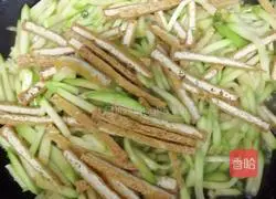 Illustration of how to make zucchini and fried shredded beans 6