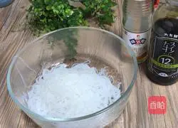 Illustration of how to mix cucumber with vermicelli 7