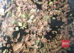 Illustration of how to make fried beans and meat 5