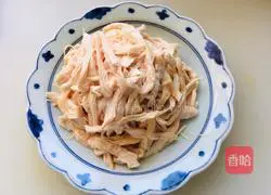 Illustration of how to dip and shred chicken breast in water 3