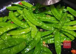 Illustration of how to make fried snow peas 12