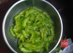 Illustration of how to stir-fry bitter melon in soy sauce (reducing the bitterness) 4