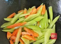Illustration of how to make fried carrots with lettuce 4