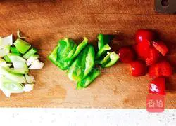 Illustration of how to make fried fungus with double pepper 3