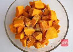 Illustration of how to make roasted pumpkin cubes 5