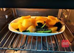 Illustration of how to make olive oil roasted potatoes 6