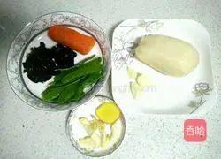 Illustration of how to make lotus pond stir-fry 1