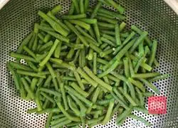 Illustration of how to make long beans with sesame sauce 2