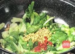 Illustration of how to make cabbage with melon seeds and kernels 9