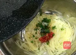 Illustration of how to make spicy and sour shredded potatoes 7
