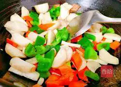 Illustration of how to stir-fry king oyster mushrooms with carrots and green peppers 9