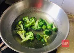 Illustration of how to make broccoli with green onion and soy sauce 3