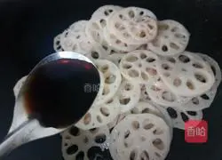 Illustration of how to make fried pork slices with lotus root 5