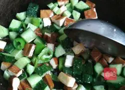 Illustration of how to stir-fry cucumbers and green peppers until fragrant 8