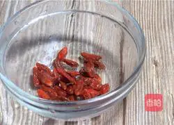 Illustration of how to make wolfberry mixed with baby cabbage 3