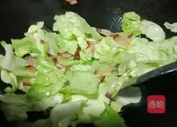 Illustration of how to make hand-shredded cabbage 3