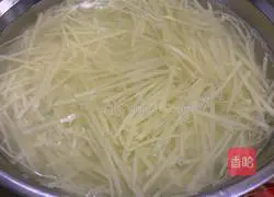 Illustration of how to make spicy and sour potato shreds 1