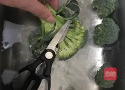Illustration of how to make garlic broccoli 1