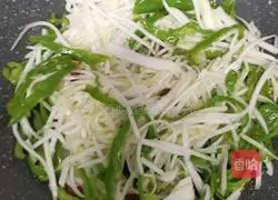 Illustration of how to make spicy stir-fried gourds 3