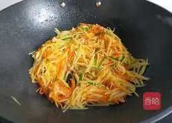 Illustration of how to stir-fry shredded potatoes and shredded carrots 9