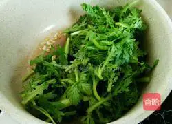 Saute minced garlic Illustration of how to make chrysanthemum chrysanthemum 5