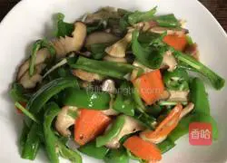 Illustration of how to stir-fry mushrooms with green pepper 13